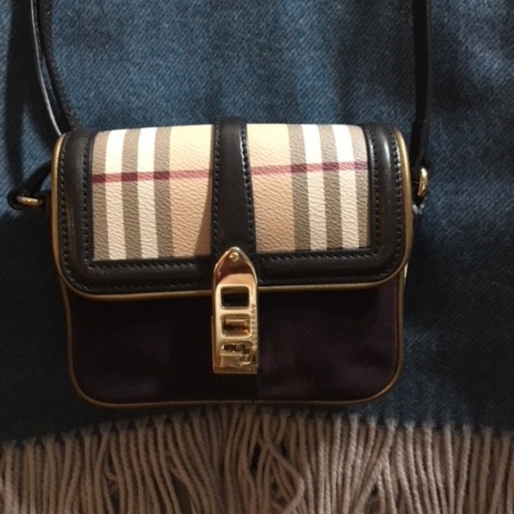 ❇️ Authentic Burberry Haymarket Check Bag.